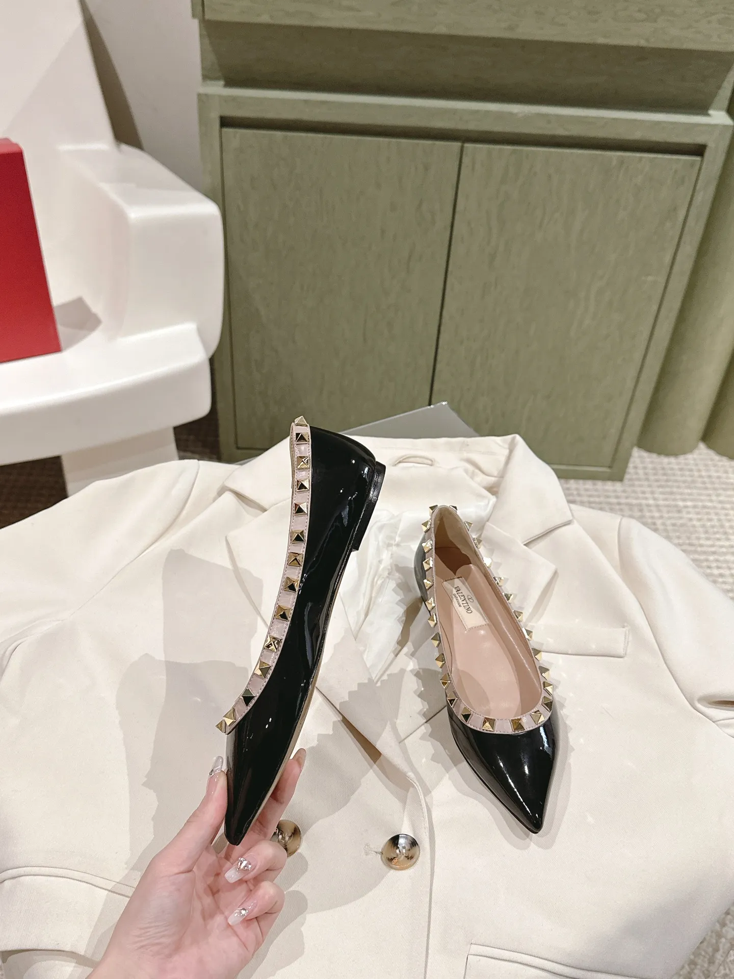 👟👟Ex-factory price👟👟Ex-factory price 520👟👟 | ²⁰²4 𝐬𝐬 🤍🤎 Versatile series for all seasons! Is your shoe cabinet missing a pair? ! 🔥 The entire VALENTINO series is produced by Taiwan-funded factories! Getting in and out of the counter is stress-free! ROCKSTUD Valentino studded patent leather ballet flats ONE STUD retro craft pyramid large rivet buckle flats/high heels Smooth shoe lines and awesome version Comfortable upper foot. Increases height. Looks slimmer. Elongates leg lines Imported mirrored calfskin/cow patent leather/high-density silk material Lambskin lining Italian high-density genuine leather outsole Size35-39 (40/41/42 can be customized) Heel height: flat ♺Synchronized gift box💝packaging at the counter!